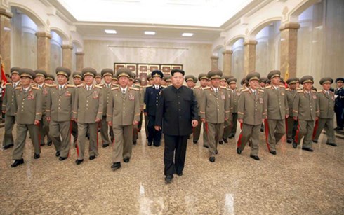 Lãnh đạo Triều Tiên Kim Jong-un (áo đen ở giữa).